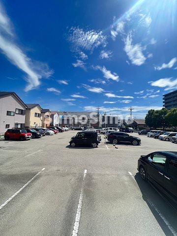 駐車場　駐車場に車を止められます