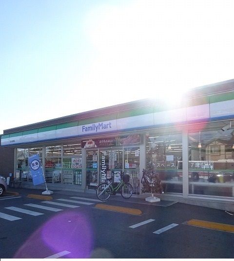 コンビニ　ファミリーマート（コンビニ）まで450m