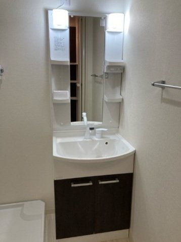 洗面設備　シャンプードレッサーの独立洗面所です。