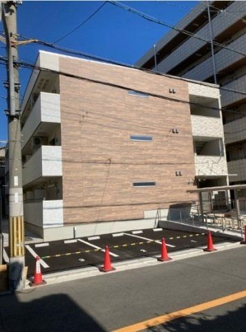 建物外観　3階建てのスマートな建物です。