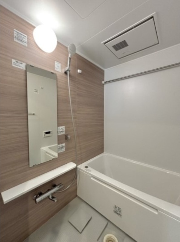 バス・シャワールーム　浴室乾燥機・追い炊き機能付き♪