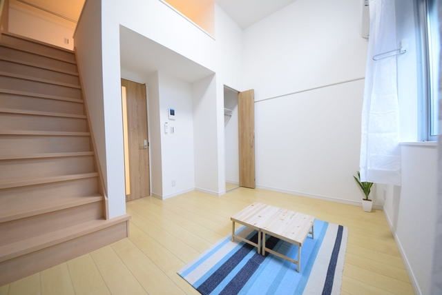 居室・リビング　★備え付き階段のロフト付きです★