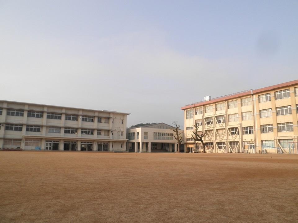 小学校　今治市立乃万小学校（小学校）まで562m