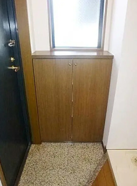 玄関　別部屋の写真を使用しております。