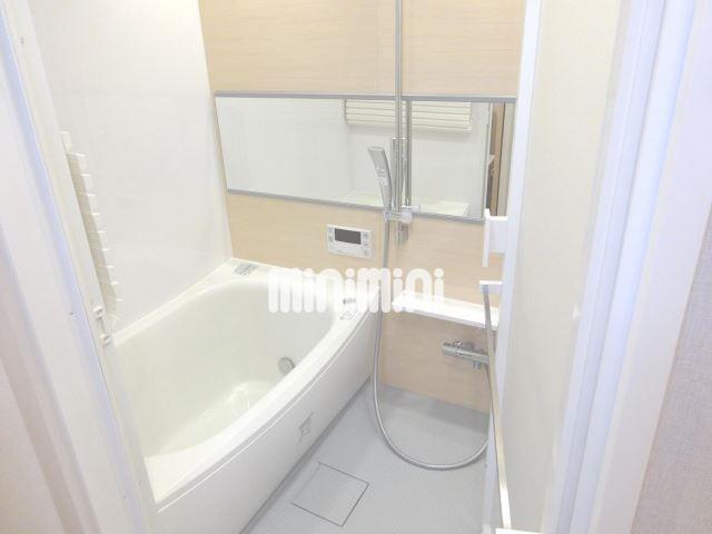 バス・シャワールーム　大きな鏡付きのバスルームです。