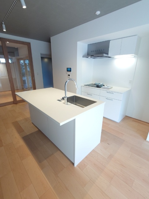 キッチン　３口ＩＨコンロ