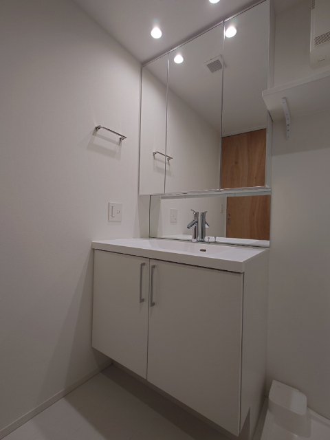 洗面設備　三面鏡洗面化粧台