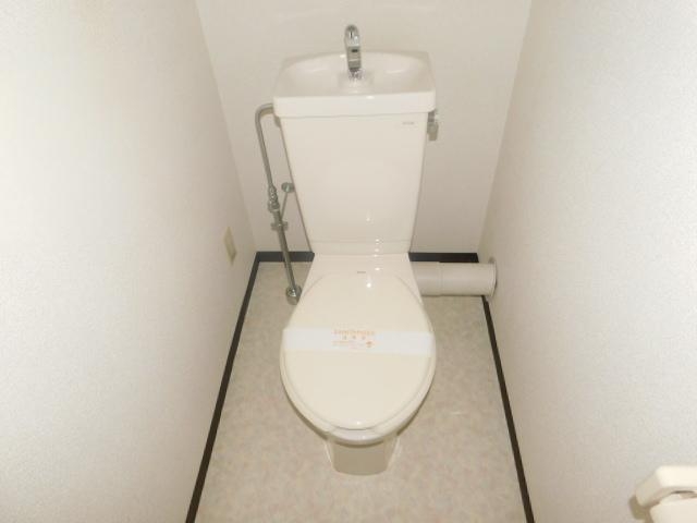 トイレ　洋式タイプのトイレです。