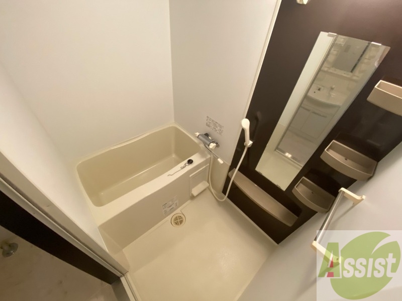 バス・シャワールーム　バスルームはこちらです。広々としてゆったり休めます。