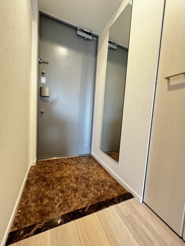 玄関　レオンコンフォート本町東III　玄関