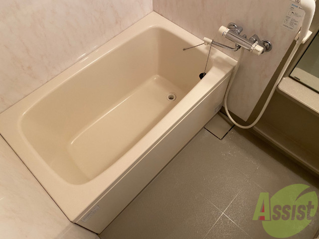 バス・シャワールーム　浴室はこちらのユニットバスになりますねー。