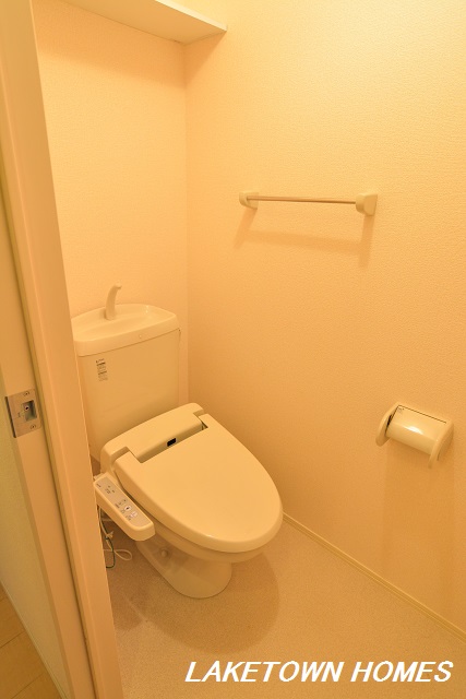 トイレ　上部に収納棚のある温水洗浄便座付のトイレです。