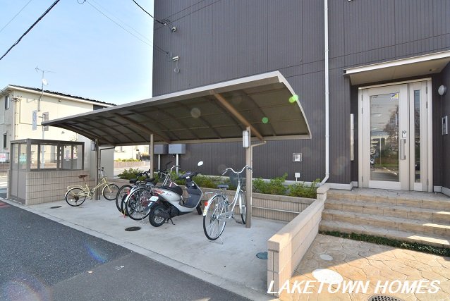 その他共有部分　敷地内に屋根付きの駐輪場があります。