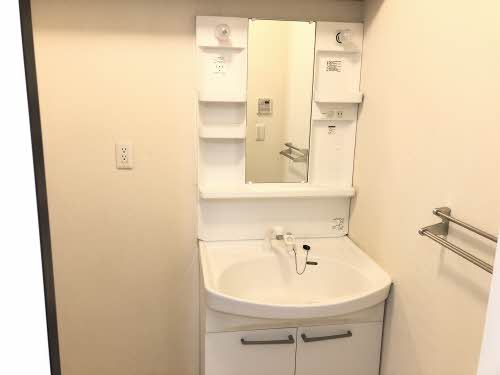 洗面設備　スペースが確保できる洗面所です