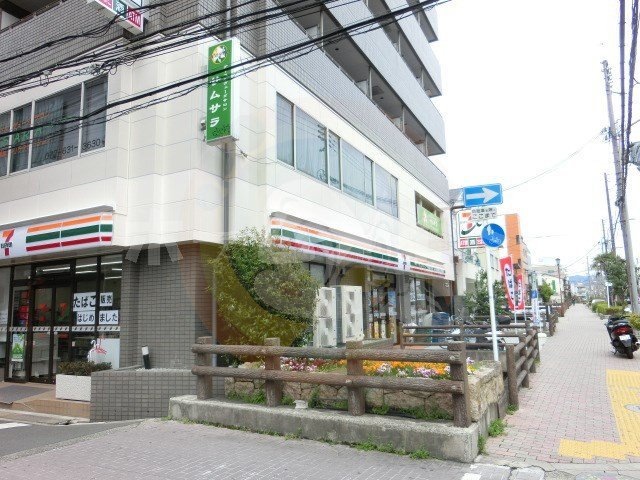 コンビニ　セブンイレブン（コンビニ）まで627m