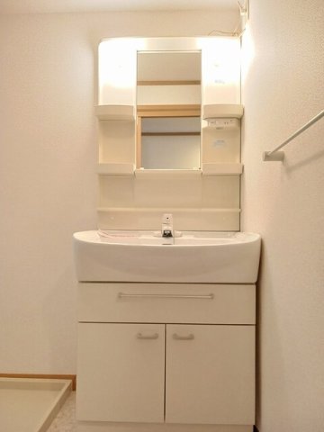 洗面設備　明るい洗面所です