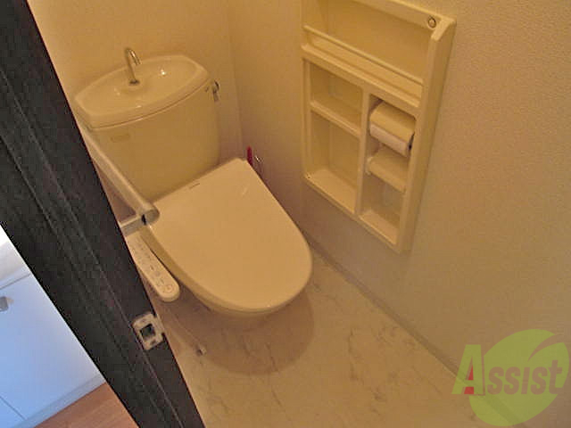 トイレ　ウォシュレットがありますね～いいですね～小棚もあるし