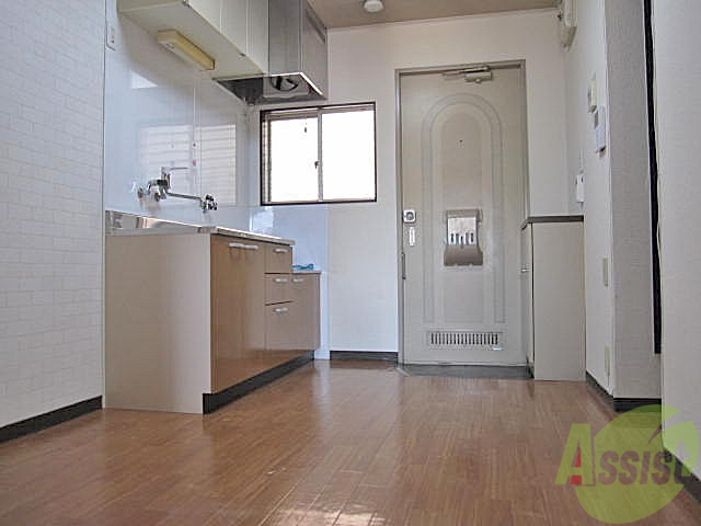 居室・リビング　テーブルを置いて落ち着く空間にしませんか？たまには紅茶でも♪