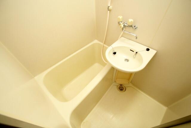 バス・シャワールーム　洗面とバスルームが一緒になっております♪