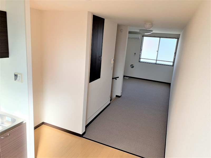 その他部屋・スペース　２階居間、絨毯、広く使えます。