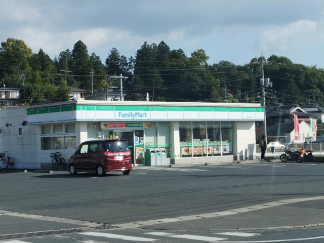 コンビニ　ファミリーマート　津山沼店（コンビニ）まで743m
