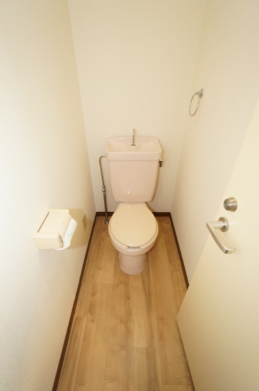 トイレ　別号室の写真です。