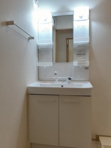 洗面設備　独立洗面台、小物を置くことができて便利です