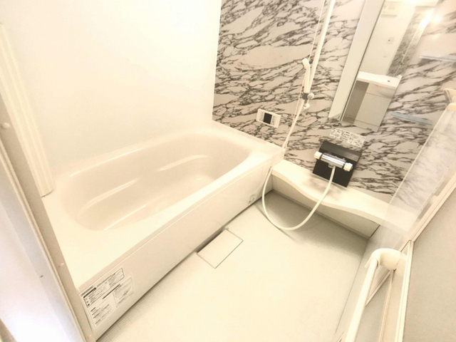 バス・シャワールーム　浴室換気乾燥機付き一坪タイプの浴槽です。