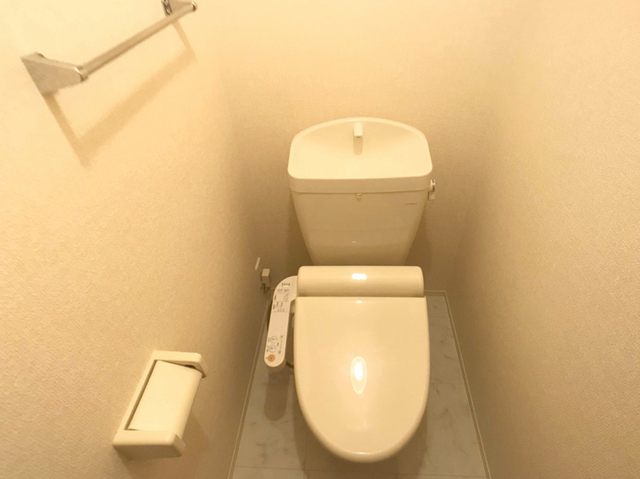 トイレ　温水洗浄便座付きトイレです。