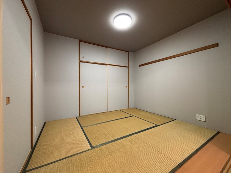 その他部屋・スペース　リビング脇の和室。くつろぎスペースや客間、お布団を敷いて寝室