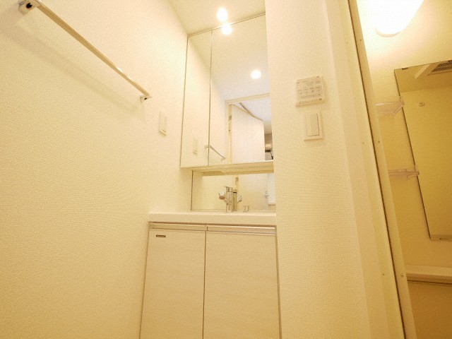 洗面設備　独立洗面台あり、毎朝おしゃれに忙しい女性の方におすすめです