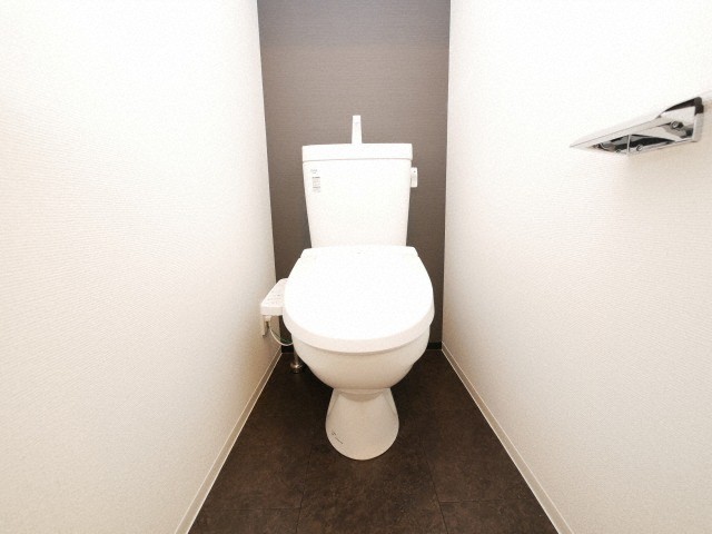 トイレ　落ち着いた色調のトイレです