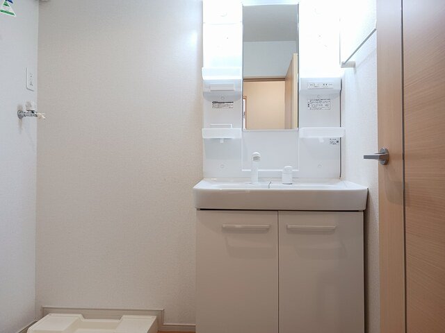 洗面設備　明るい洗面所です