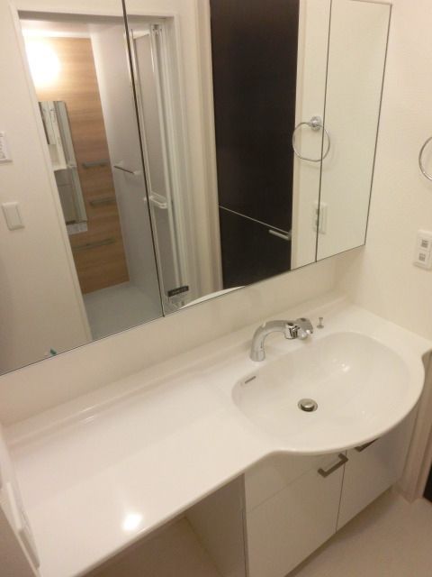 洗面設備　広々洗面台、収納たっぷり