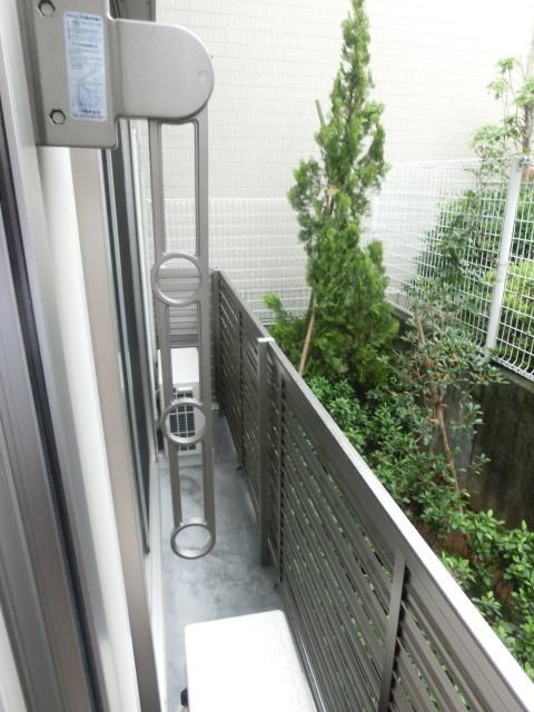 その他設備　洋室側にも簡単なバルコニー有