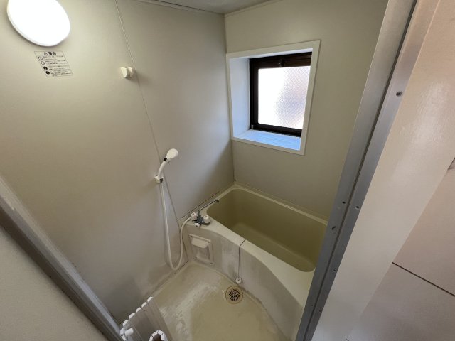 バス・シャワールーム　窓のある浴室です♪