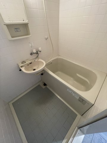 バス・シャワールーム　コンパクトで使いやすいお風呂です