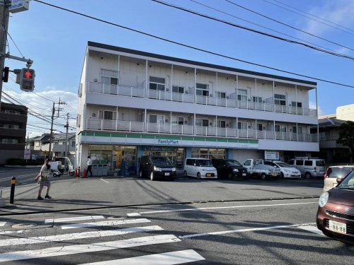 コンビニ　ファミリーマート 登戸小学校前店（コンビニ）まで577m