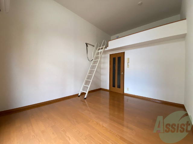 その他部屋・スペース　バルコニー側からのお部屋です。とても広々していますね。