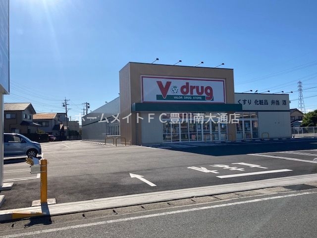 ドラックストア　Ｖドラッグ豊川下長山店（ドラッグストア）まで152m