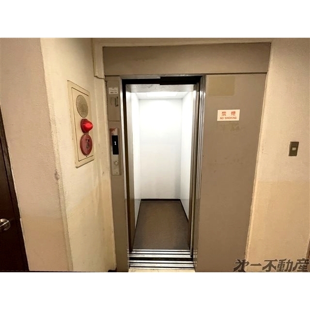 ロビー　エレベータ
