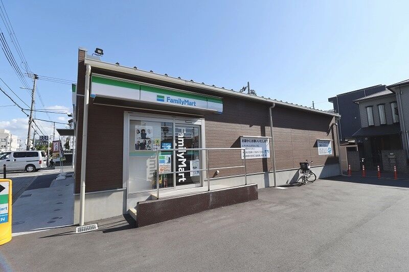 コンビニ　ファミリーマート勝山南一丁目店（コンビニ）まで272m