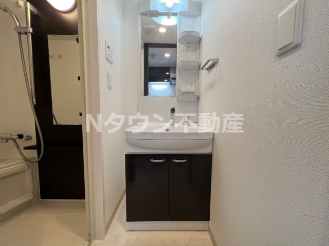 洗面設備　独立洗面化粧台が付いています