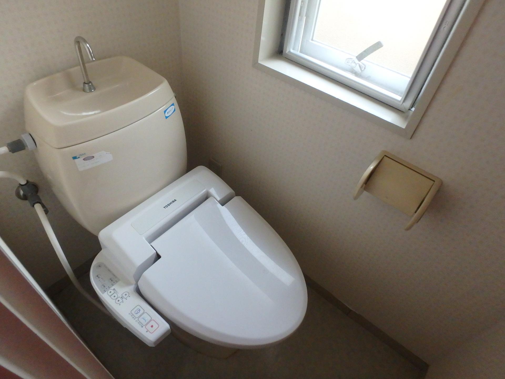 トイレ　窓付きのトイレです