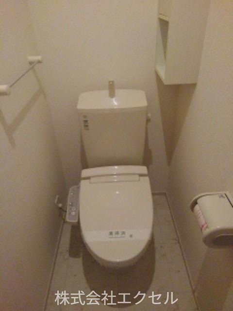 トイレ　温水洗浄便座です。