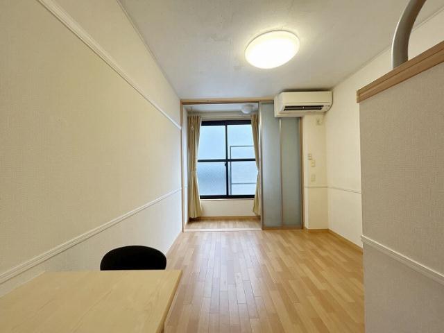 居室・リビング　※別部屋の参考写真です。