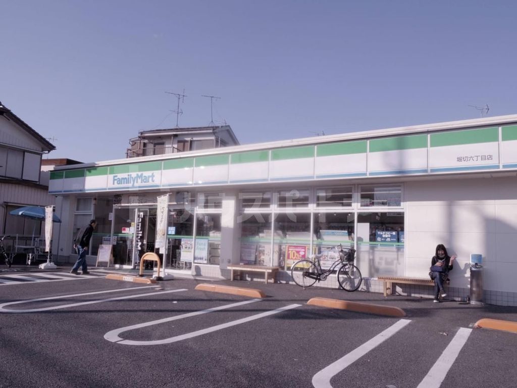 コンビニ　ファミリーマート堀切六丁目店（コンビニ）まで240m