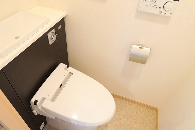 トイレ　温水洗浄便座付きのトイレです♪