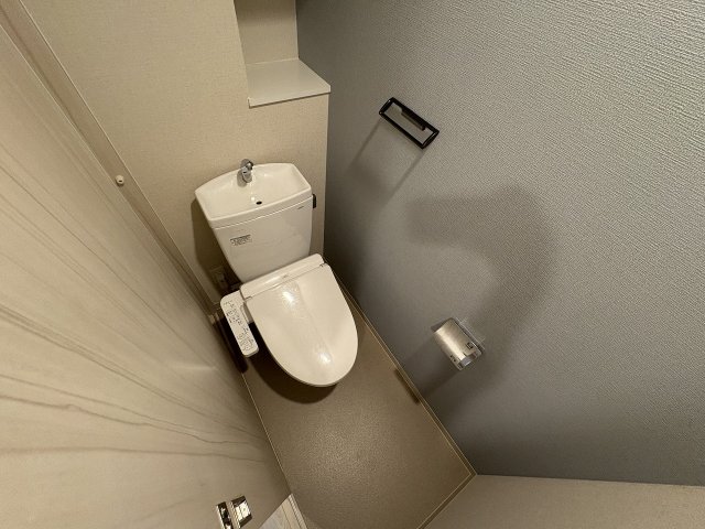 トイレ　落ち着いた色調のトイレです