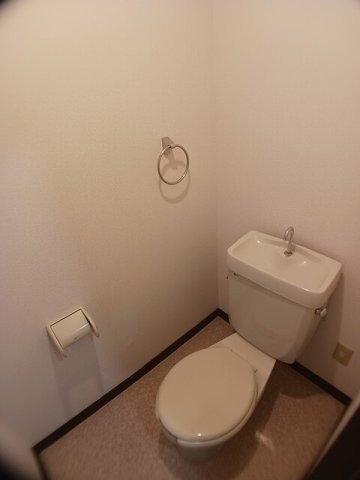 トイレ　落ち着いた色調のトイレです